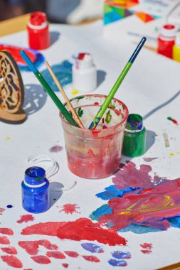 Boya fırçaları, su, parlak boyalar ve sekmesinde paleti olabilir