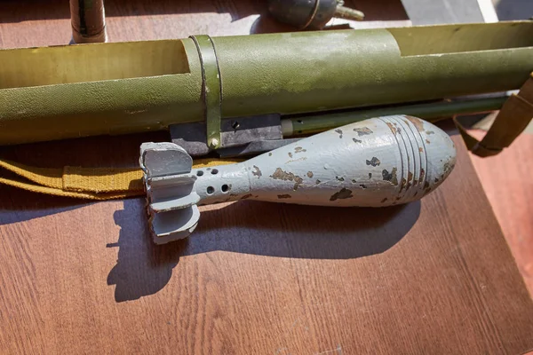 Bir harç madeni ve el bombaları standında. — Stok fotoğraf