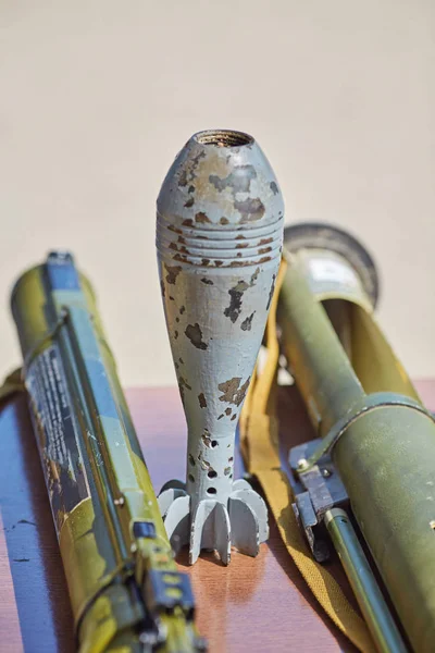 Une mine de mortier et un lance-grenades sur le stand . — Photo