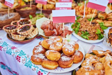 aramel üstünde belgili tanımlık sayaç fuarda