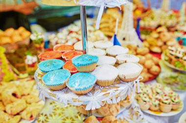 aramel üstünde belgili tanımlık sayaç fuarda