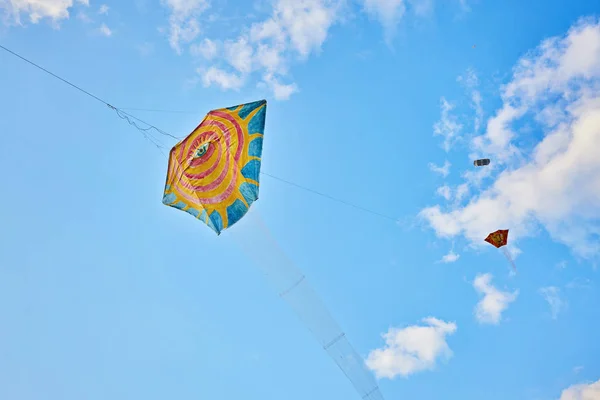 空を飛ぶ凧 — ストック写真