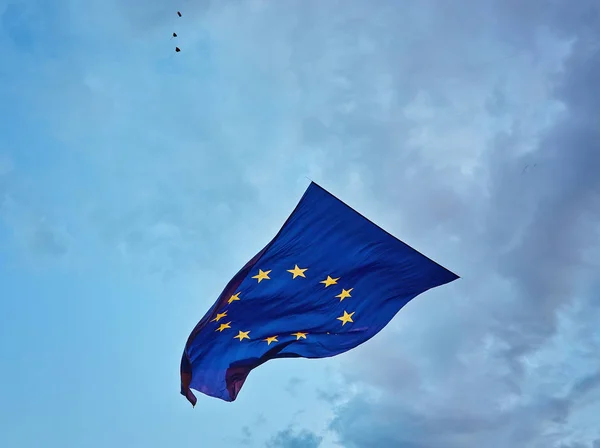 Naikkan di langit bendera terbesar Uni Eropa — Stok Foto