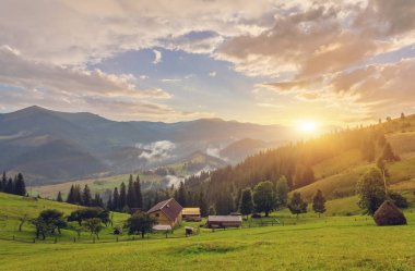 Şiddetli yağmur güneşli havalarda. Dağlarda inanılmaz bir doğal olay