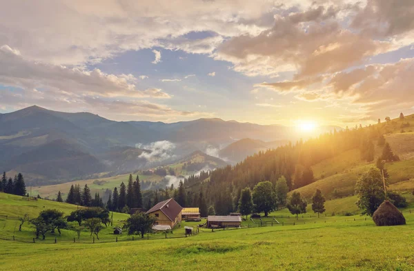 Şiddetli yağmur güneşli havalarda. Dağlarda inanılmaz bir doğal olay
