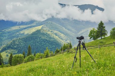 Dağ, fotoğraf çekme tripod DSLR dijital profesyonel kamera kürsüye gökyüzü mavi ve peyzaj bulut. doğa background.image,picture screen.dslr kamera shoting doğa landscape.camera bir tripod üzerinde üzerinde