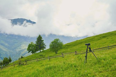 Dağ, fotoğraf çekme tripod DSLR dijital profesyonel kamera kürsüye gökyüzü mavi ve peyzaj bulut. doğa background.image,picture screen.dslr kamera shoting doğa landscape.camera bir tripod üzerinde üzerinde