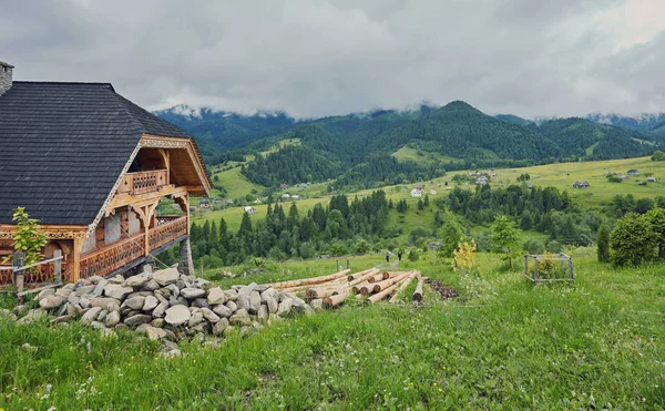 Dřevěný Dům Zelené Louce Horách Dům Nedaleko Starého Lesa Životní — Stock fotografie