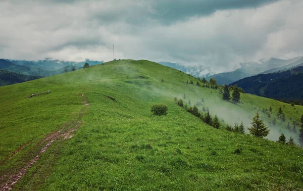 Regnmoln Bergets Topp Naturlandskap — Stockfoto