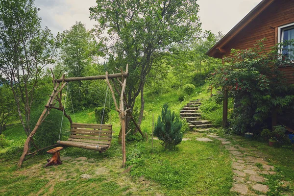 Banc Oscillant Dans Jardin Bois Naturel — Photo