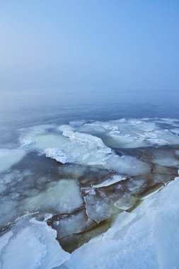 Kış manzarası. Mavi donmuş nehir
