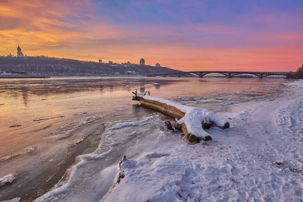 Západ slunce nad řekou Dněpr na zimní — Stock fotografie