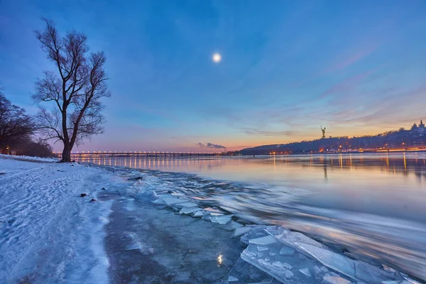 Západ slunce nad řekou Dněpr na zimní — Stock fotografie