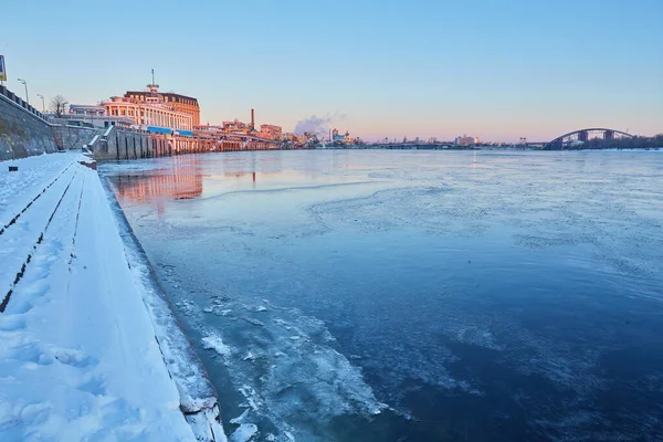 Mañana helada en el río cerca del puente. Kiev —  Fotos de Stock