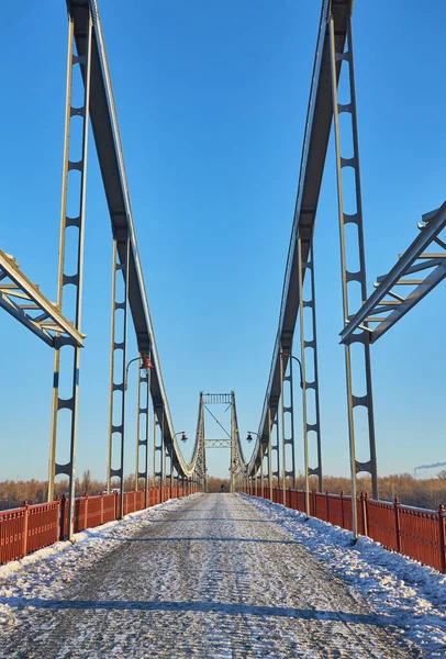 Mattinata gelida al fiume vicino al ponte. Kiev — Foto Stock