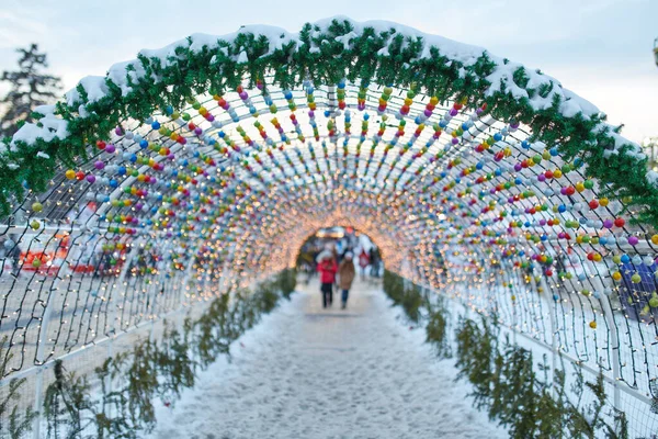 Viale della città decorato con illuminazione di Capodanno — Foto Stock