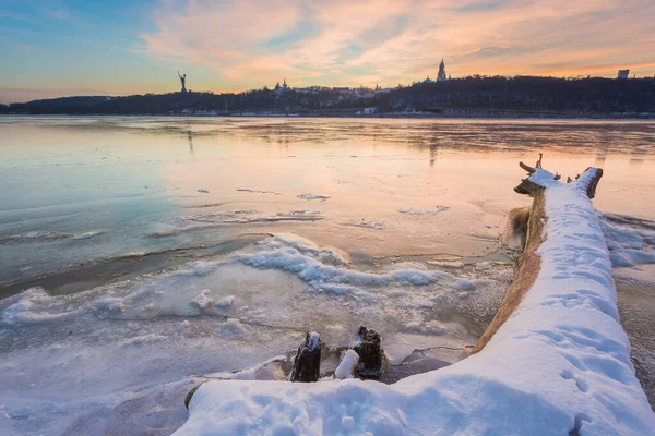 Puesta de sol sobre el río Dnieper en invierno —  Fotos de Stock