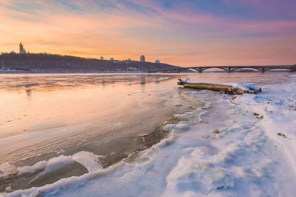 Ciudad de invierno de Kiev por la noche en el río —  Fotos de Stock