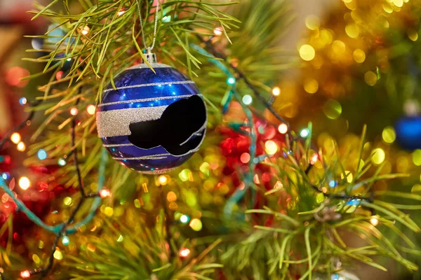Zátiší s vánoční stromek a rozbité dekorace koule. — Stock fotografie