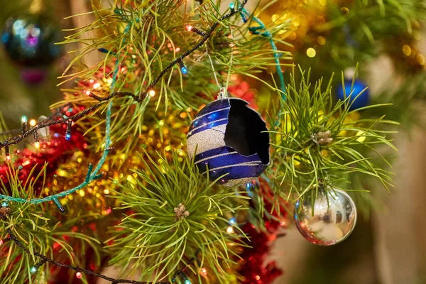 Nature morte avec arbre de Noël et boules de décoration cassées . — Photo