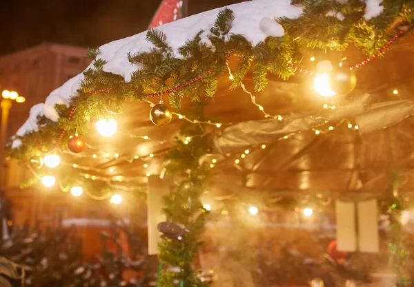 Weihnachtsdekoration auf der Straße, bunte Feiertags-Bokeh-Lichter, nächtliche Beleuchtung der Stadt — Stockfoto