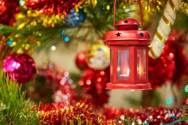 Bulanık, ışıl ışıl ve peri arkaplanda süslenmiş Noel ağacı