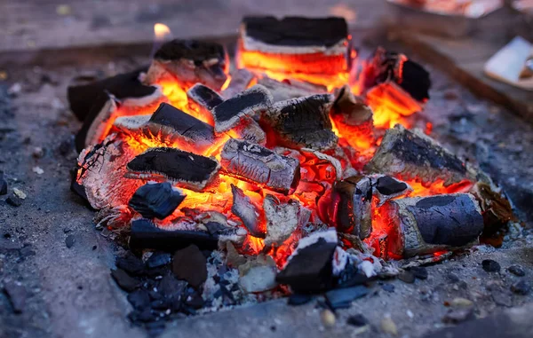 Quemando Carbón Acercamiento Carbones Calientes Rojos Brillaban Estufa — Foto de Stock