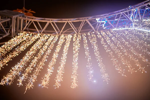 Decorazioni Natalizie Sulla Strada Luci Colorate Bokeh Vacanza Illuminazione Notturna — Foto Stock