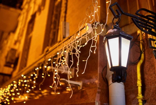 Винтажный Старинный Уличный Фонарь Ночью Рождественскими Украшениями Зимние Праздники — стоковое фото