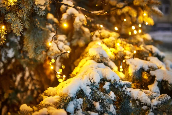 Zdobené Vánoční Stromeček Ulici Míčky Hračky Lampy Girlandy — Stock fotografie