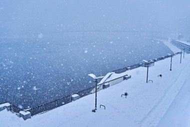 Akşam ve gece büyük Ukraynalı Nehri üzerinde Dnieper Kiev Ukrayna yaya köprüsü panoraması ile