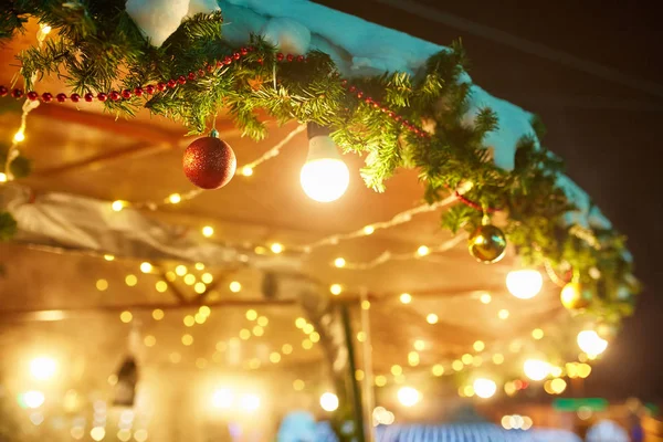 Gedecoreerde Kerstboom Straat Met Ballen Speelgoed Lampen Slingers — Stockfoto