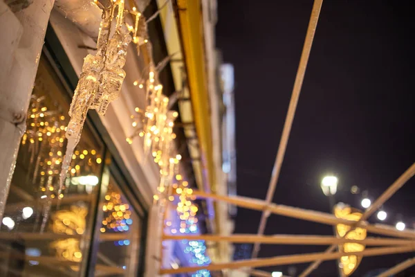 Новогодняя подсветка на городской аллее — стоковое фото