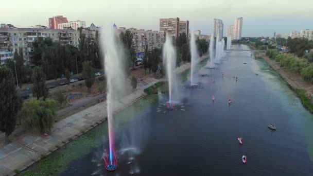 Imágenes Aéreas Fuentes Iluminadas Canal Ciudad Kiev Noche Ucrania — Vídeos de Stock