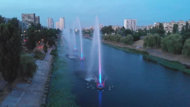 Luchtfoto Beelden Van Verlichte Fonteinen Kanaal Kiev Stad Avond Oekraïne — Stockvideo