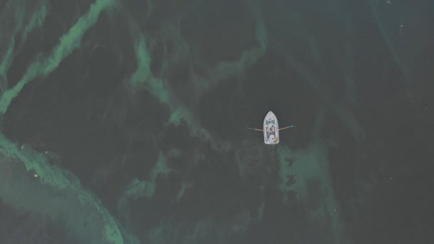 穏やかな川に浮かぶ船の空中映像 — ストック動画