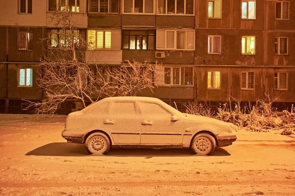 Snow-covered car after snowfall in night city — Stock Image Snow Covered Car Snowfall Night City Royalty Free Stock Photos