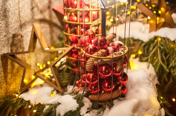 Gedecoreerde Kerstboom Straat Met Ballen Speelgoed Lampen Slingers — Stockfoto