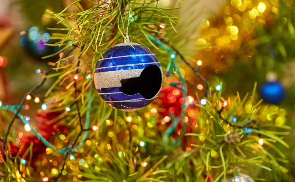 Detail Van Kerstboom Met Gebroken Blauwe Glazen Bol — Stockfoto