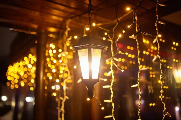 Decoraciones Navidad Calle Coloridas Luces Bokeh Vacaciones Iluminación Nocturna Ciudad —  Fotos de Stock