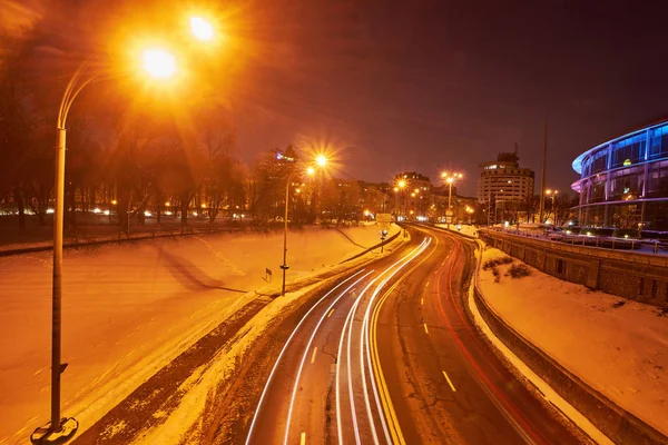 Estrada Inverno Noite Brilhou Com Lâmpadas — Fotografia de Stock