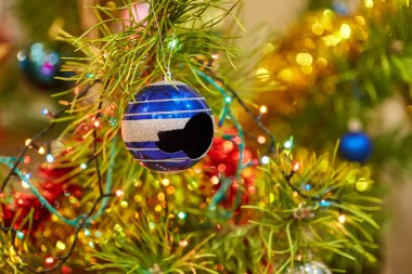 Noel ağacı ve kırık dekorasyonu topları ile natürmort.