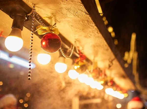 Nieuwjaar festoon verlichting op steegje — Stockfoto