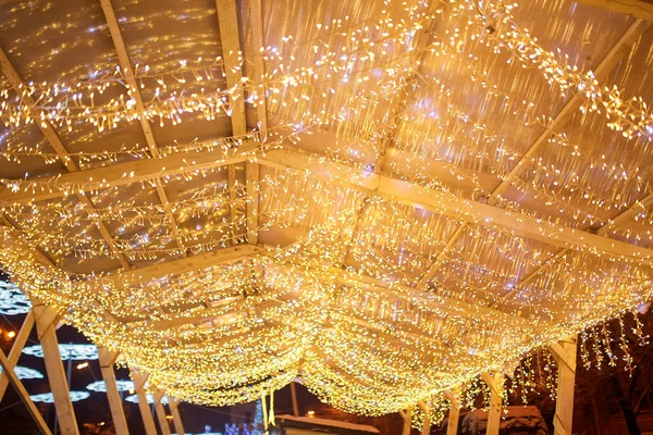 Новогодняя подсветка на городской аллее — стоковое фото