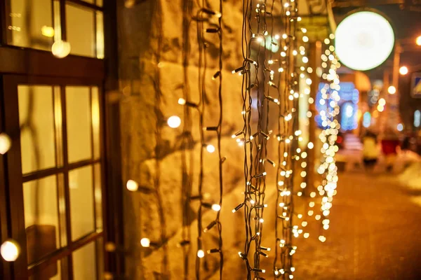 Nytt år festoon belysning på gränden — Stockfoto