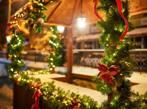 Decorações de Natal na rua, luzes coloridas de bokeh de férias, iluminação noturna da cidade — Fotografia de Stock