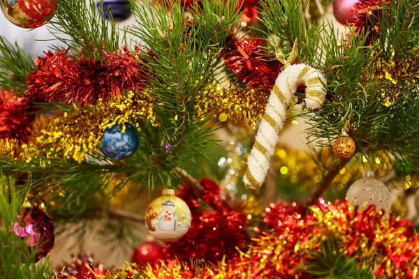 Stadt Straße im Freien geschmückter Weihnachtsbaum — Stockfoto