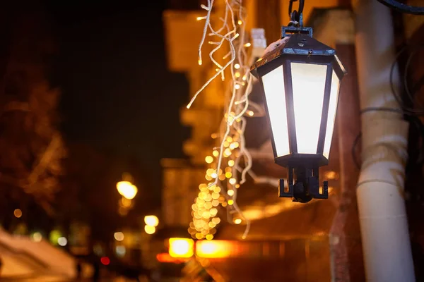 Eski tarz sokak lambası geceleri Noel süslemeleri ile. — Stok fotoğraf