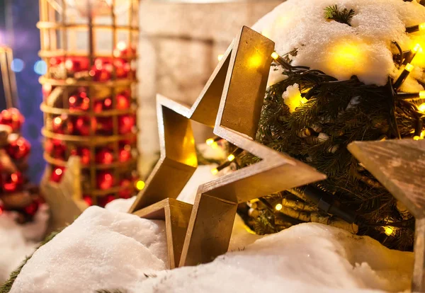 Рождественские украшения на улице, красочные праздничные боке огни, освещение городской ночи — стоковое фото