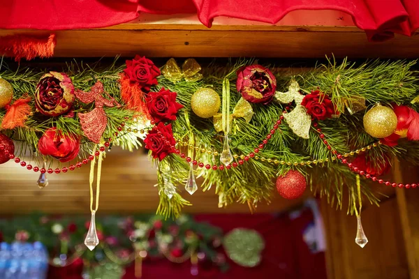 Gedecoreerde kerstboom op straat met ballen, speelgoed — Stockfoto